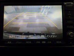 バックをするとき自動でリアの様子が映る『リアカメラ』付き！　ナビ画面で確認しながらバックができますから安心ですね。でも、目視も大切ですよ！安全第一でお願いします！