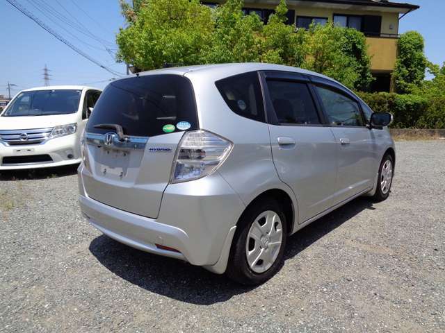 人件費や固定費を削減することで、中古車を安く提供しております。場所は大野城のハンズマンさんの近くです。どんな車でも下取りさせて頂きますのでご来店お待ちしております。