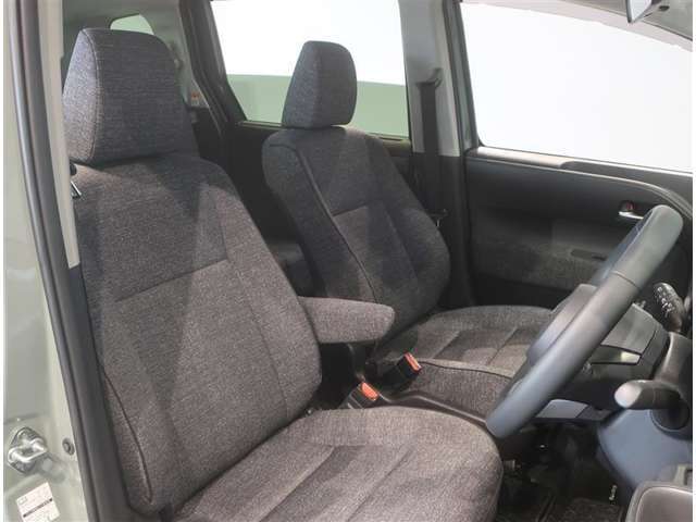 高いホールド性で運転姿勢が安定します。長距離ドライブでも疲れにくいのが魅力です。快適なドライビングライフをお送りください♪