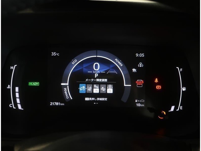 とっても見やすいメーターです。夜間時はラグジュアリーな気分にさせてくれる照明が魅力ですので、夜のドライブも楽しみになりますよ♪