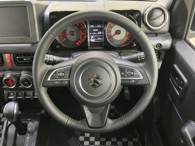 インテリアに合わせたデザインのステアリングは、運転される方のことも考え、運転しやすい形状、大きさです。是非一度、実際に触ってお確かめください。