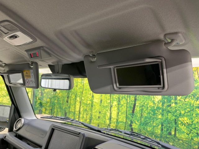 【バニティミラー】サンバイザー裏に設置されたミラーで身だしなみチェック！ちょっとしたメイク直しにも活躍します♪