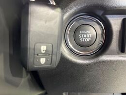【キーレススタートシステム】カバンやポケットに入れたままでもドアの施錠・解錠が可能なスマートキーを装備。エンジンのオン・オフ時もカギを取り出す必要が無いからとっても便利です♪