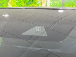 【トヨタセーフティセンス】走行中に前方の車両等を認識し、衝突しそうな時は警報とブレーキで衝突回避と被害軽減をアシスト。より安全にドライブをお楽しみいただけます。