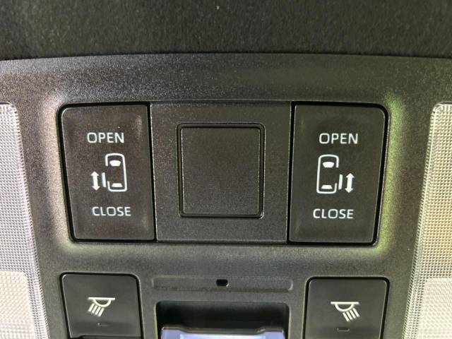 【両側パワースライドドア】スマートキーや運転席のスイッチで後席両側スライドドアの開閉が可能♪電動だから力を入れてドアを開ける必要が無く、小さなお子様でも簡単に開け閉めでき快適です♪