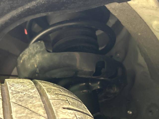 お車を安心してお乗りいただく為には、足回りの定期点検が欠かせません。サービスサポート（有償保証）では無料点検もご提供しており、安心のカーライフをお過ごしいただけるサポート体制が整っています。