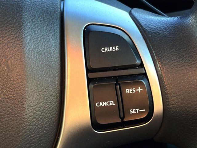 【クルーズコントロール】高速道路もラクラク走行。アクセルを離しても一定速度で走行ができ、長距離運転時の負担を軽減！加速・減速も簡単なスイッチ操作で調整できます。