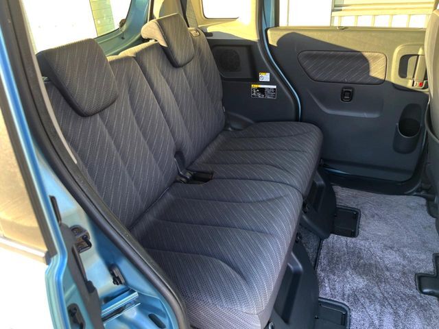 広々とした2列目シートは居住性が高く、居心地も快適！友達や家族とのお出かけにぴったりです。ベビーシートやチャイルドシート使用時も快適にお過ごしいただける十分な空間を確保しています。