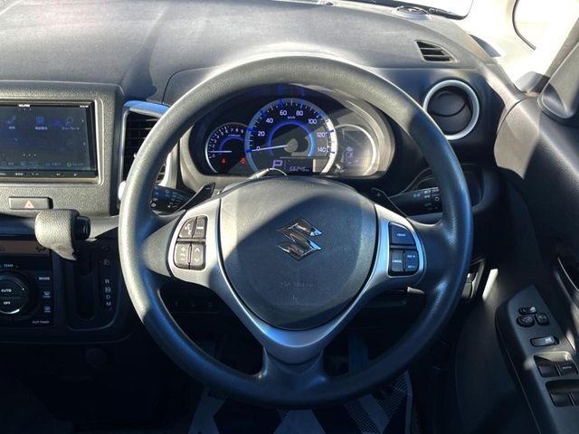 ステアリングも使用感が少なく、きれいな状態となっております♪