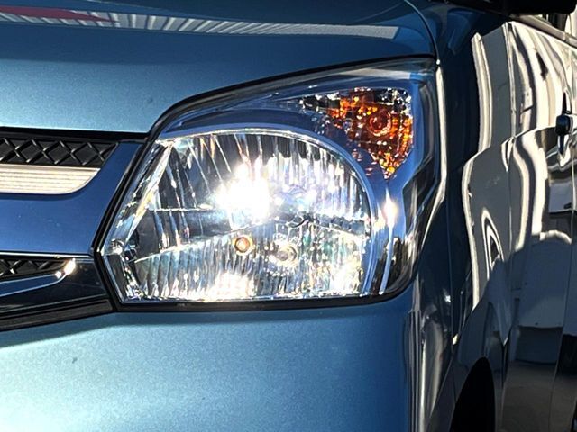 【HIDヘッドライト】非常に明るく前方を照らしてくれるので、悪天候や夜間の走行時も視界良好で安心してお乗りいただけます。