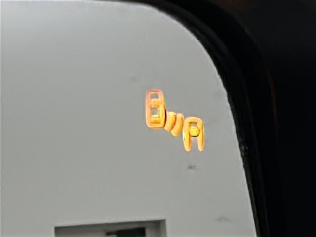 【ブラインドスポットモニター　（BSM）】隣車線上の側方および後方から接近する車両を検知すると検知した側のドアミラーが点灯し、ウインカーを出すとインジケーターの点滅と警報音で警告する安全装置です！