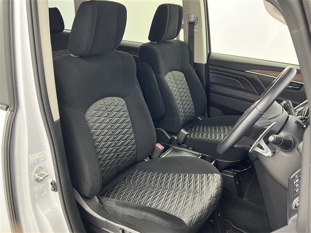 【運転席】座り心地が良いシートなので長時間の運転でも快適にお過ごしいただけます。新品のフロアマットのご注文も可能です。掲載箇所以外にご希望の写真がございましたらお気軽にお問い合わせ下さい。