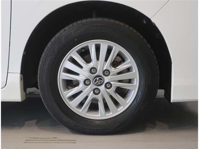 純正のアルミホイール装着車です。タイヤサイズは195/65R15です。