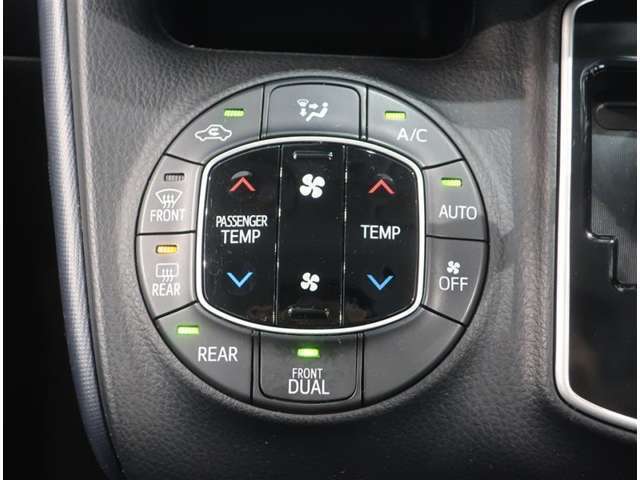 左右独立温度コントロールフルオートエアコンです。運転席、助手席それぞれで独立して温度設定ができます。冷え性の方が乗っても安心ですね♪