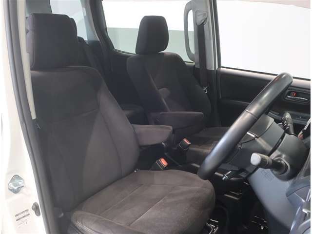 サイドからホールドしてくれる運転席・助手席シートは、長時間の運転でも体のブレを軽減し疲れにくいシートです◎