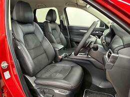 【ハーフレザーシート】を装備しており、車内の高級感がアップしております☆