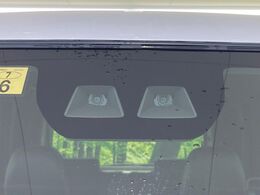【スマートアシスト】走行中に前方の車両等を認識し、衝突しそうな時は警報とブレーキで衝突回避と被害軽減をアシスト。より安全にドライブをお楽しみいただけます。
