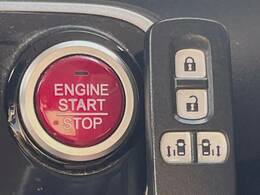 【Hondaスマートキー】カバンやポケットに入れたままでもドアの施錠・解錠が可能なスマートキーを装備。エンジンのオン・オフ時もカギを取り出す必要が無