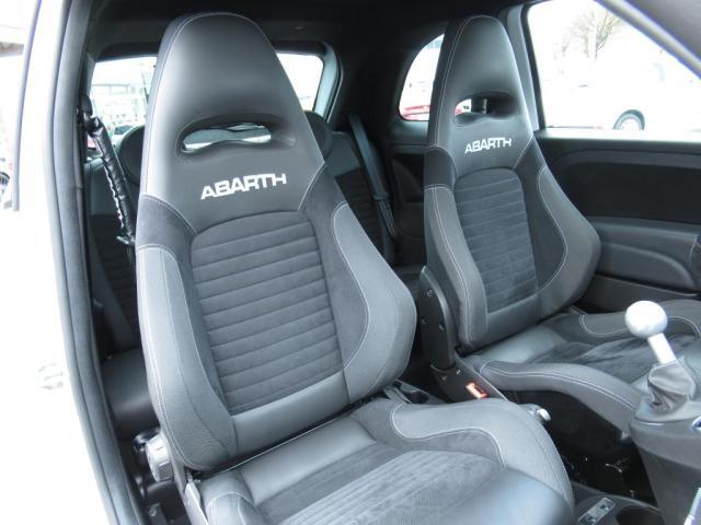 ABARTHの運動性能にマッチした高いホールド性を確保してます