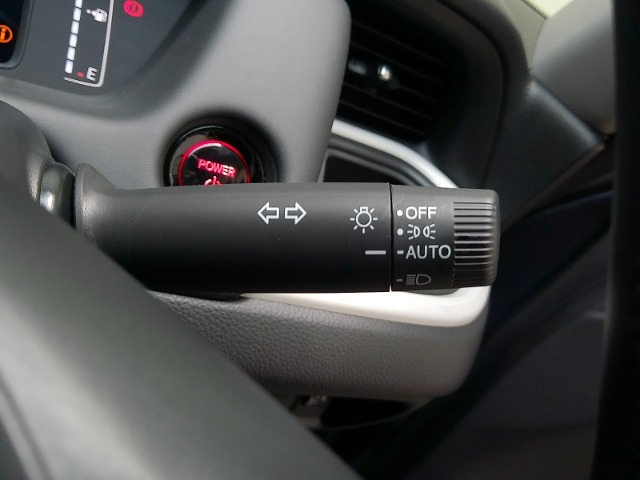 オートヘッドライト標準装備です。車外の明るさに応じて自動的にヘッドライトの点灯・消灯をしてくれます。トンネルの出入り口などで活躍してくれます。