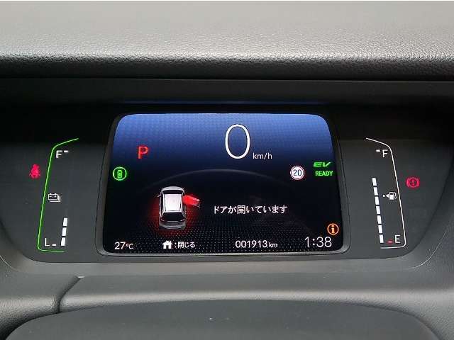 シンプルで視認性の良いメーターまわりです。速度や走行距離、燃料残量などドライブに欠かせない情報を素早く確認することができます。