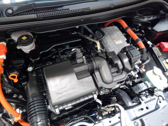 e：HEV　直列4気筒DOHC　1.5リッター＋2モーターハイブリッドエンジン搭載です。