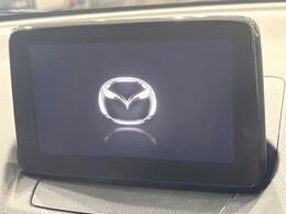 【マツダコネクト】車内の雰囲気にマッチした大型のディスプレイ。スマホ接続でのナビ使用やBluetooth再生等、様々な機能が楽しめます。直感的なダイヤル操作が可能で、使い勝手も良好です。