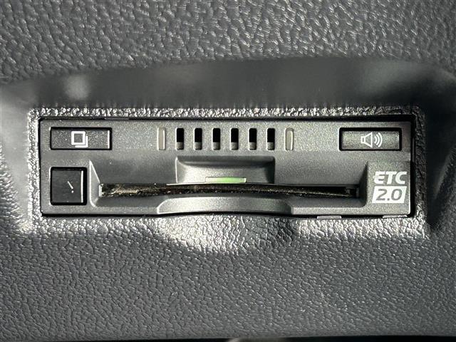 【ETC】有料道路を利用する際に料金所で停止することなく通過できる、ETC車載器（ノンストップ自動料金収受システム機器）が装備されています。セットアップを行うことで利用可能になります。