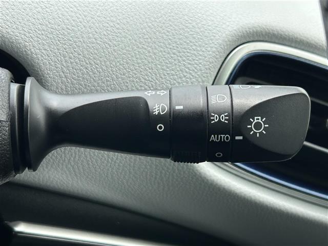 【オートライト（AUTO）】外の明るさをシステムが感知して、自動でヘッドライトが点灯します！ヘッドライトをつけ忘れを防ぐ便利機能です。