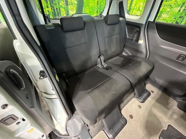 後部座席も気になるようなキズ・汚れやへたり等、大きなダメージはなく、良好な状態です。