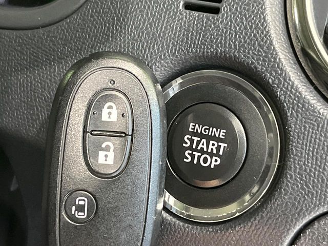 【キーレススタートシステム】カバンやポケットに入れたままでもドアの施錠・解錠が可能なスマートキーを装備。エンジンのオン・オフ時もカギを取り出す必要が無いからとっても便利です♪