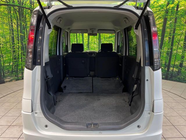 後席を格納すると、これだけの広さが！シーンに合わせたシートアレンジで、大きな荷物も積むことが出来ます♪