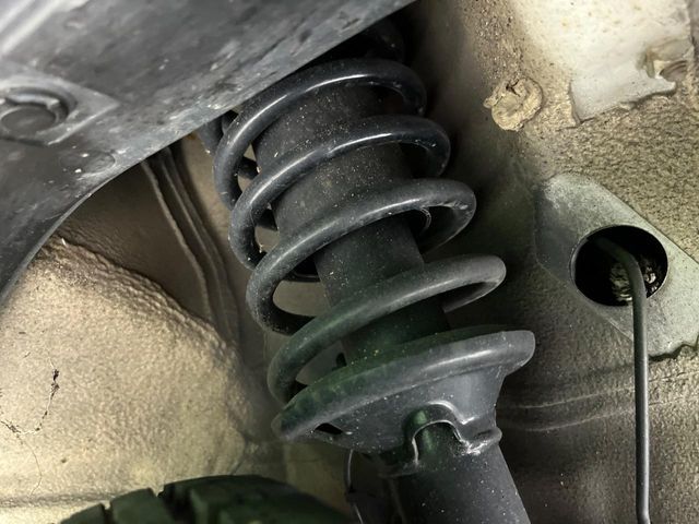 お車を安心してお乗りいただく為には、足回りの定期点検が欠かせません。サービスサポート（有償保証）では無料点検もご提供しており、安心のカーライフをお過ごしいただけるサポート体制が整っています。