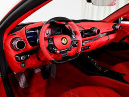 本車両は特注のRosso Formula 1カラーが纏うボディと、統一感あるRosso Ferrariインテリアが織りなす情熱的な佇まいが特徴です。
