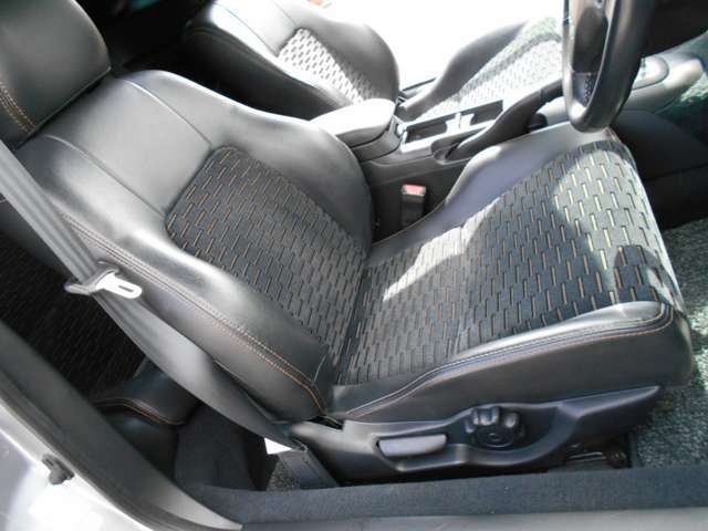 ハーフレザーで傷みも無く綺麗に乗られています　今からも気持ちよく永く乗って頂けます