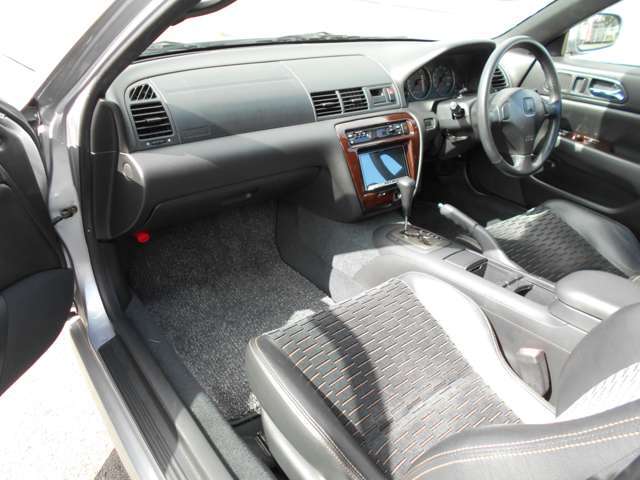 ダッシュボードの低さにはビックリしますよ　内装のヤレはほぼ無くて綺麗です気持ち良く・永くお付き合いできると思います