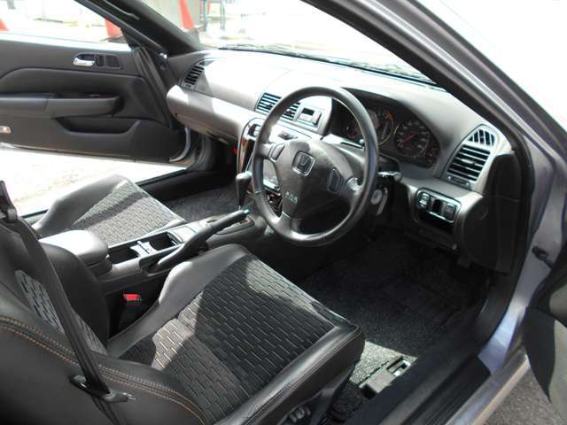 ダッシュボードの低さにはビックリします　内装のヤレはほぼ無くて綺麗です気持ち良く・永くお付き合いできると思います