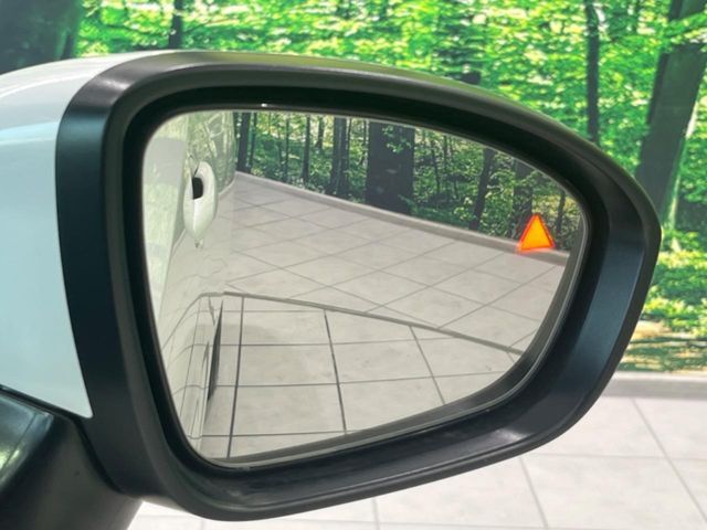 【後方車輛検知】走行中、ドアミラーの死角になりやすい箇所に後続車が接近するとサイドミラー付近に警告を表示、ドライバーに注意喚起をしてくれます。