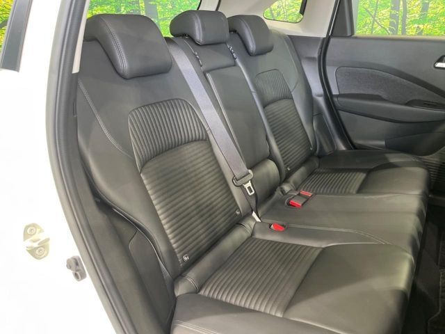 コンパクトカーですが、セカンドシートは十分な広さがあり快適にお乗りいただけます♪シートを倒して大きな荷物を積んだりと、用途の幅が広い1台です。