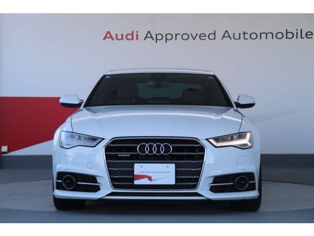 Audiの象徴であるシングルフレームグリルをよりワイドで低くシャープなデザインとすることでワイド＆ローのフォルムを協調しています。