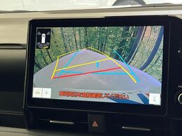 【バックカメラ】駐車時に後方がリアルタイム映像で確認できます。大型商業施設や立体駐車場での駐車時や、夜間のバック時に大活躍！運転スキルに関わらず、今や必須となった装備のひとつです！
