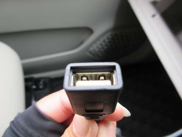 ナビ用USBソケットも装備されています。