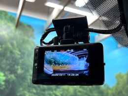 【ドライブレコーダー】安心・安全なカーライフに必須のドライブレコーダーを装備！走行中はもちろん、あおり運転や事故に遭遇した際の状況も映像で記録し、万一のリスクに備えます。