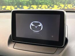 【マツダコネクトナビ】車内の雰囲気にマッチした一体型タイプのナビ。各種車輌設定やBluetooth再生等、様々な機能が楽しめます。直感的なダイヤル操作が可能で、使い勝手も良好です。