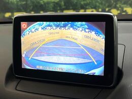 【バックカメラ】駐車時に後方がリアルタイム映像で確認できます。大型商業施設や立体駐車場での駐車時や、夜間のバック時に大活躍！運転スキルに関わらず、今や必須となった装備のひとつです！