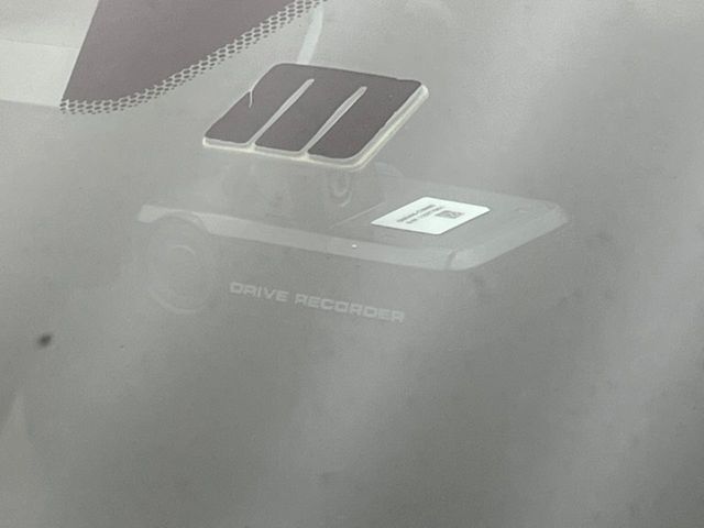 【ドライブレコーダー】安心・安全なカーライフに必須のドライブレコーダーを装備！走行中はもちろん、あおり運転や事故に遭遇した際の状況も映像で記録し、万一のリスクに備えます。
