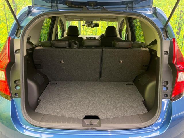 普段のお買い物や通勤、送迎等に十分な荷室スペースを確保しております。セカンドシートを倒すと、大きな荷物の積載も可能です♪