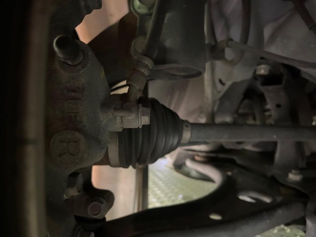 お車を安心してお乗りいただく為には、足回りの定期点検が欠かせません。サービスサポート（有償保証）では無料点検もご提供しており、安心のカーライフをお過ごしいただけるサポート体制が整っています。