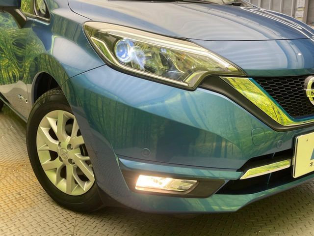 【LEDヘッドライト】悪天候や夜間走行時も良好な視界を確保し安心して運転できる高輝度LEDヘッドライトを装備！点灯速度が早く、消費電力も抑えられています。