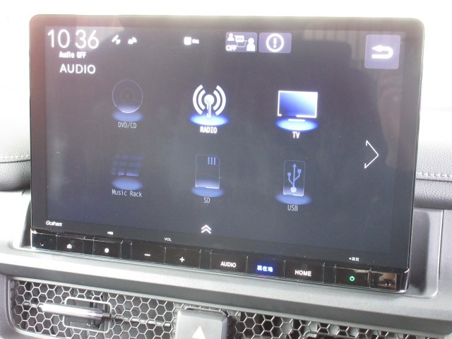 ナビゲーションはギャザズ11.4インチナビ（LXM-237VFLi）を装着しております。AM、FM、CD、DVD再生、Bluetooth、音楽録音再生、フルセグTVがご使用いただけます。